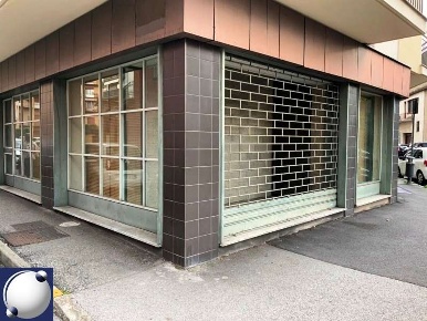 Foto Negozio in Piazza Mattoetti, Erba Centro di 619 m² con 1 locali