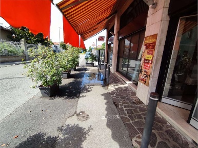 Foto Attività commerciale in via Monte Grappa, Vaprio d'Adda di 100 m²