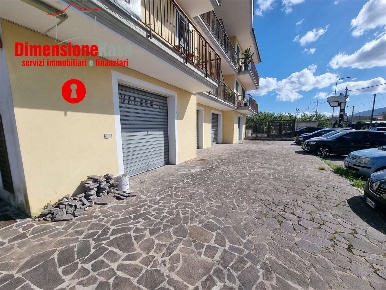 Foto Negozio in via vittorio veneto, Nola di 200 m² con 2 locali in affitto