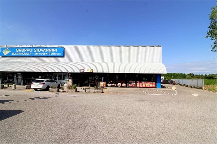 Foto Negozio in Via Nazionale, Reana del Rojale Reana Del Roiale di 750 m²
