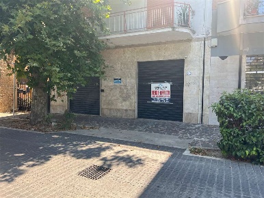 Foto Negozio a Montesilvano di 100 m² con 4 locali in vendita