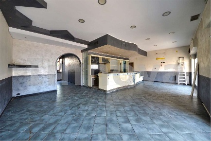 Foto Negozio in via E. Tazzoli 4, Cesano Maderno di 115 m² con 3 locali