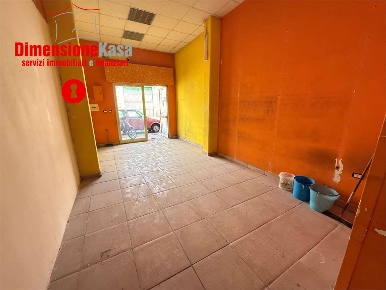 Foto Negozio in Via Saviano 253, Nola Centro di 27 m² con 1 locali