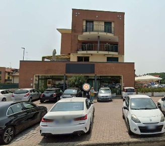 Foto Negozio a Sesto Calende di 353 m² con 8 locali in vendita