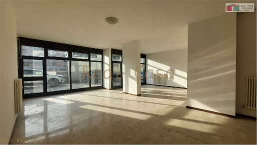 Foto Negozio in Via Giardini  322, Modena San Faustino di 260 m² in vendita