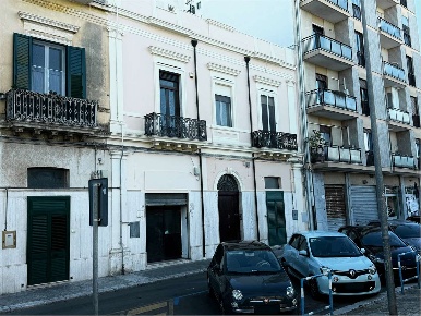 Foto Negozio in Via Castello 55, Brindisi Centro Storico di 85 m²