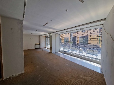 Foto Negozio in Via Dante, Cantù Centro di 450 m² con 4 locali in vendita