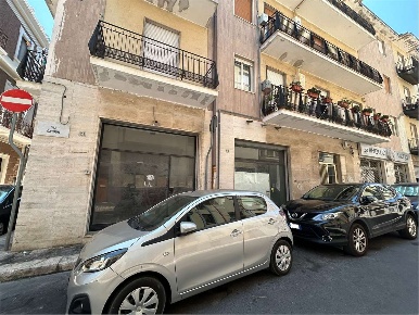 Foto Negozio in Via Cavour 21-23, Brindisi Centro Storico di 22 m²