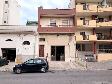Foto Negozio in Via Osanna 86-88, Brindisi Cappuccini di 244 m² in vendita