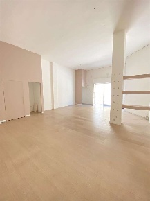 Foto Negozio in Via Dante, Casarano di 80 m² con 2 locali in affitto