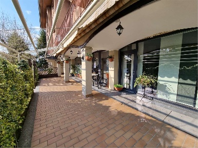 Foto Attività commerciale in Via Volta 1, Faloppio di 250 m² con 5 locali