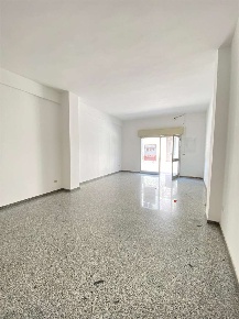 Foto Negozio in via Dante, Casarano di 90 m² con 2 locali in affitto