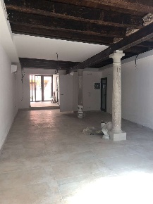 Foto Negozio in Piazza San Francesco 32, Treviso di 80 m² con 2 locali