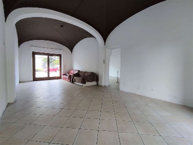 Foto Negozio in Viale C. Castracani, Lucca Arancio di 110 m² con 3 locali