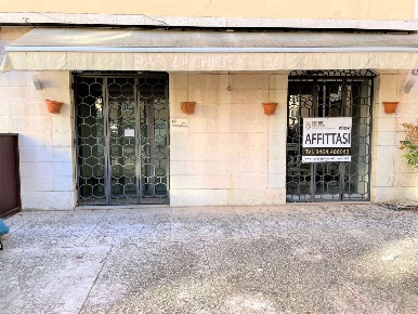 Foto Negozio in piazza erbe, Rovereto Centro Storico, Santa Maria di 45 m²