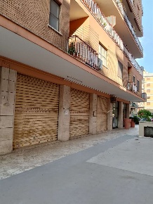 Foto Negozio in via dei latini, Latina Piccarello di 30 m² con 2 locali