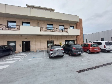 Foto Ufficio in via al Piemonte 19, Albenga Centro di 470 m² con 9 locali
