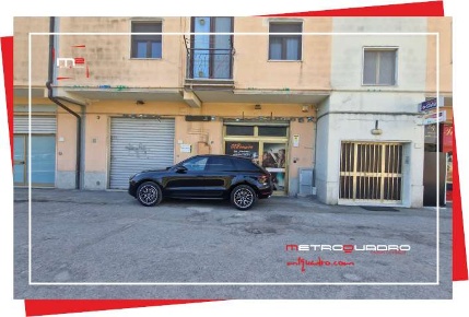 Foto Negozio in VIA GRONCHI, Tito Zona Industriale di 77 m² con 4 locali