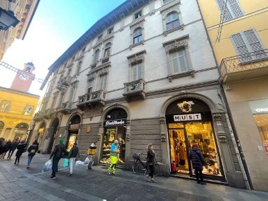 Foto Negozio in Via Crispi 4b, Reggio nell'Emilia Centro Storico di 65 m²