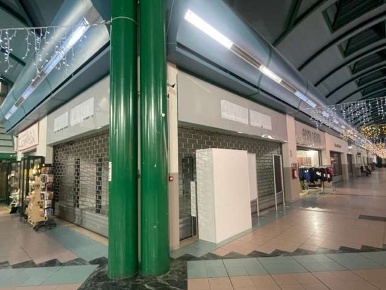 Foto Negozio in via Brodolin n.10/8, Cavriago Centro di 56 m² con 2 locali