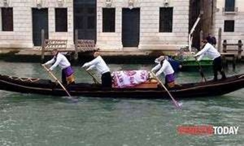 Foto Negozio a Venezia di 401 m² con 9 locali in vendita