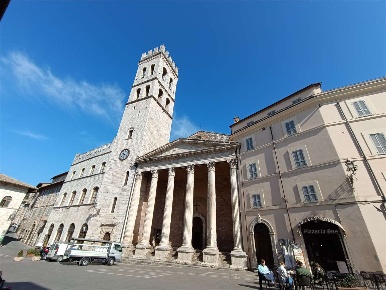Foto Negozio in Corso Mazzini, Assisi Centro Storico di 119 m² con 2 locali