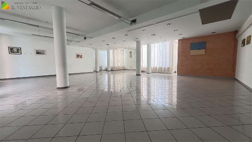 Foto Negozio a Sassuolo di 140 m² con 1 locali in affitto