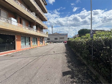 Foto Negozio in via Giulio Bechi 17, Firenze Castello di 130 m² in affitto