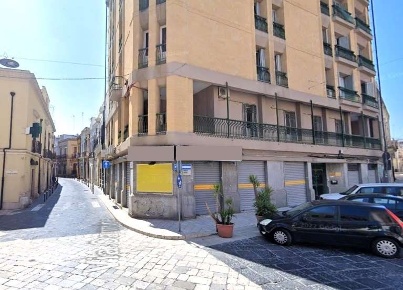 Foto Negozio in Largo Angioli angolo Via Carmine, Brindisi Centro Storico