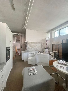 Foto Negozio in VIA GARIBALDI, Carugo Centro di 50 m² con 1 locali