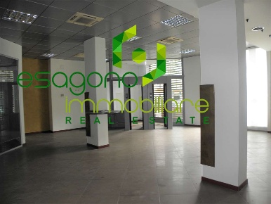 Foto Negozio in Viale Teracati, Siracusa Santa Panagia - Teracati di 300 m²