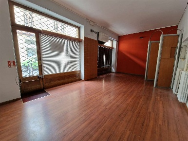 Foto Negozio a Pinerolo di 65 m² con 2 locali in affitto