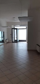 Foto Negozio in Via trento e trieste 83, Carpi di 110 m² con 2 locali