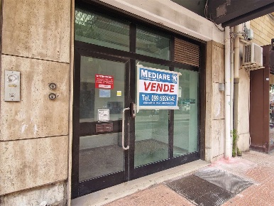 Foto Negozio a Taranto di 926 m² con 10 locali in vendita