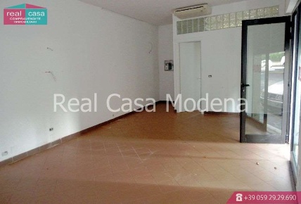 Foto Negozio in via pietro giannone, Modena Viali di 51 m² con 1 locali