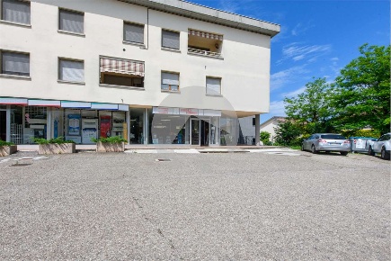 Foto Negozio in Via Gonzaga  31, Bagnolo in Piano Centro di 181 m²