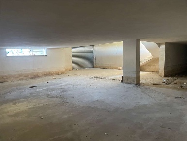 Foto Negozio in Via R. Fucini, Mondragone di 110 m² con 3 locali in vendita