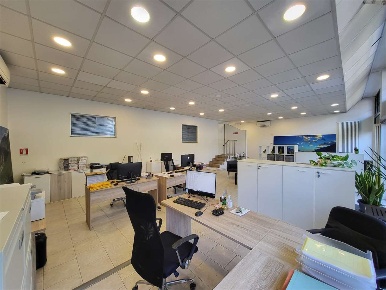 Foto Ufficio in Via Roma, Albese con Cassano di 156 m² con 3 locali