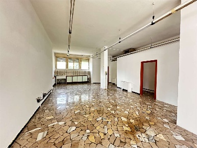 Foto Negozio in VIA SCUOLE 150, Mori Centro di 140 m² con 2 locali