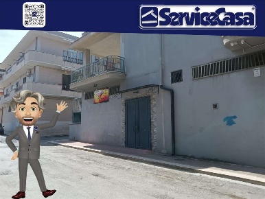 Foto Negozio in VIA ORDONA, Cerignola Centro di 230 m² con 2 locali