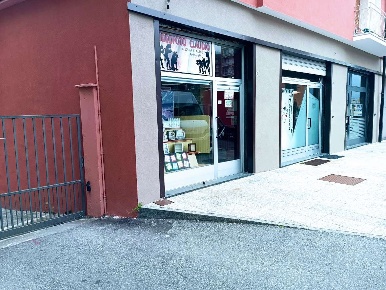 Foto Negozio in piazza della repubblica, Villadossola di 45 m² con 2 locali