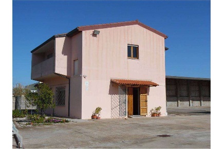 Foto Magazzino a Sant'Antioco di 400 m² con 5 locali in vendita