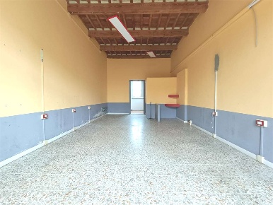 Foto Negozio in Via Sarzanese 320, Lucca Sant'Anna di 45 m² con 1 locali