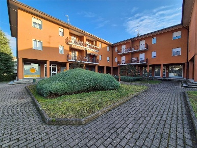 Foto Negozio in Via Filippo Turati  30, Cermenate di 64 m² con 1 locali