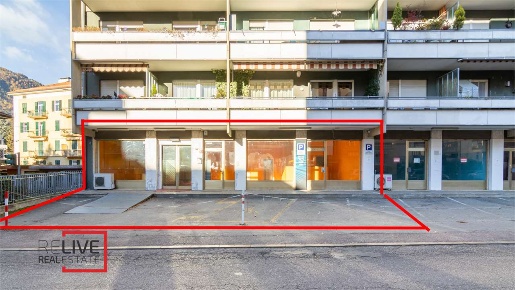 Foto Negozio in via Ugo Foscolo, Merano Centro di 293 m² con 3 locali