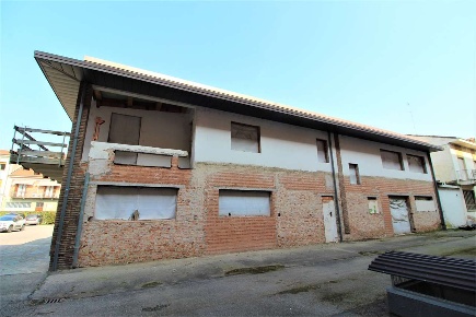 Foto Negozio in Corso Dante, Canale Centro di 528 m² con 2 locali