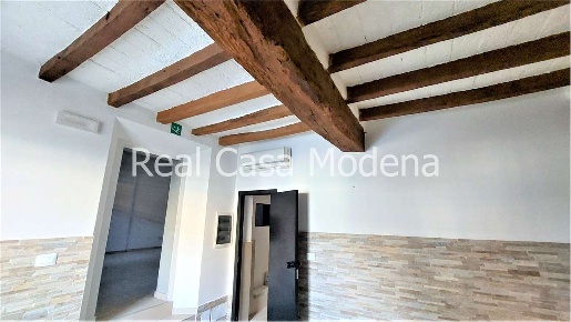 Foto Negozio in Via Vignolese  460, Modena di 104 m² con 4 locali
