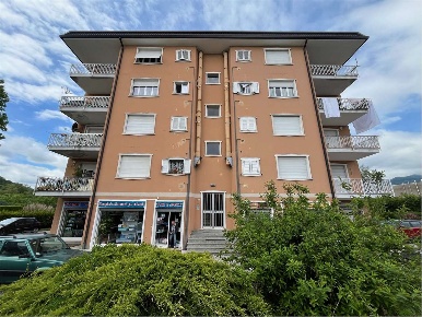 Foto Negozio in via Roma, Merone Centro di 116 m² con 1 locali in vendita