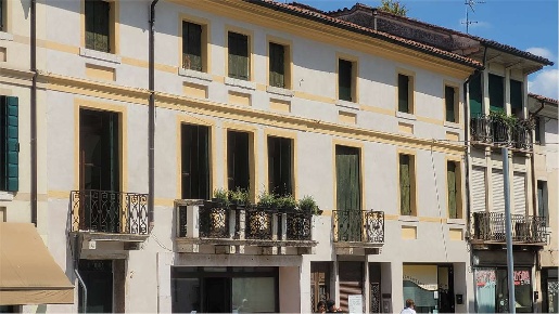 Foto Negozio in Piazza marconi 5, Castelfranco Veneto di 83 m² con 2 locali