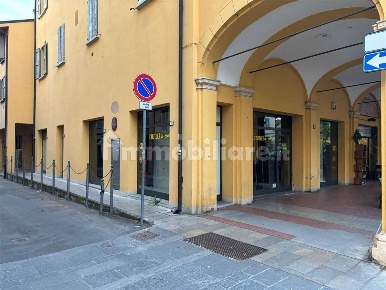 Foto Negozio in Corso Martiri 146, Castelfranco Emilia Centro di 140 m²
